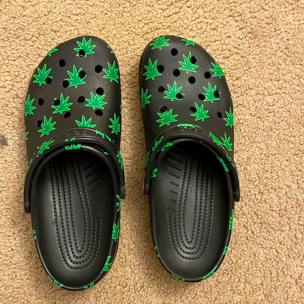 Crocs Clogs Classic Mens 11 Black Green Marijuana Leaf Pot Weed Print Slip On Crocs Classic Clog Weed Cannabis Marijuana Leaf Print Black  main image 3